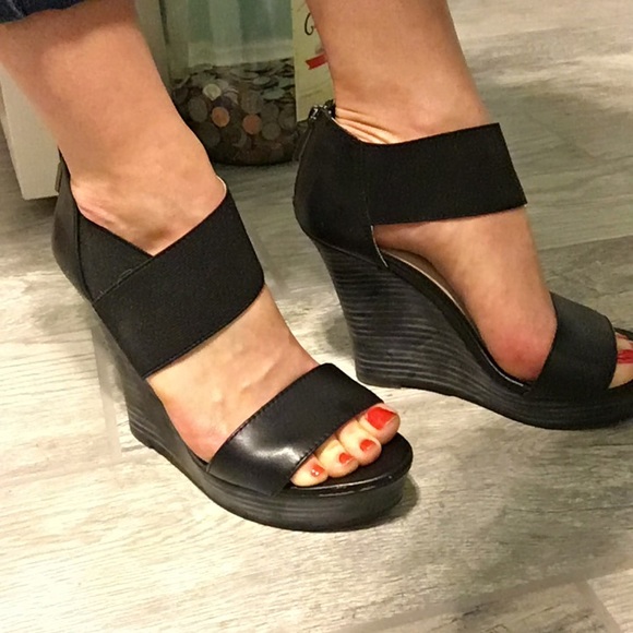Seychelles Black Leather Wedge Sandals - Picture 4 of 7